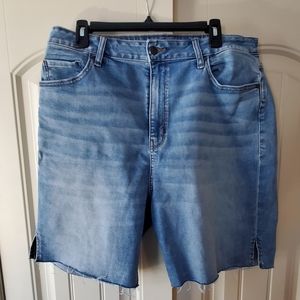 Everything's Good Super Stretch Denim Bermudas- light blue wash